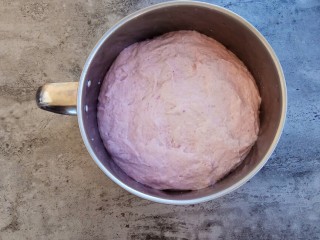 紫薯奶香发糕,把表面抹平