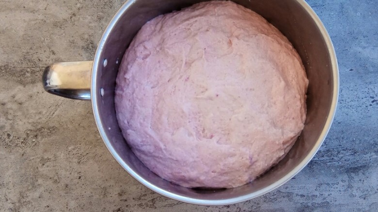 紫薯奶香发糕,把表面抹平