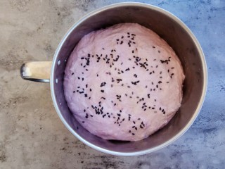 紫薯奶香发糕,撒上几粒黑芝麻