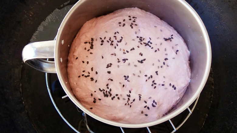紫薯奶香发糕,冷水放入锅中，大火蒸25分钟