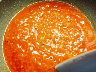 茄汁带鱼,把水淀粉勾成薄芡，然后关火