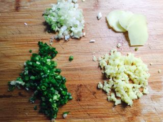 茄汁带鱼,姜拿一半切片，剩下的切碎末，葱白和葱绿分开切末