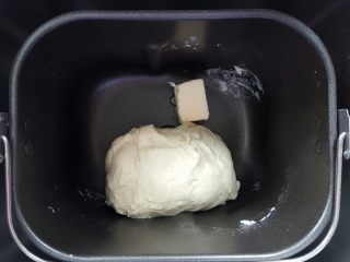 格子吐司（面包机版）,第一个揉面程序结束后，将黄油放入，开启第二个揉面程序