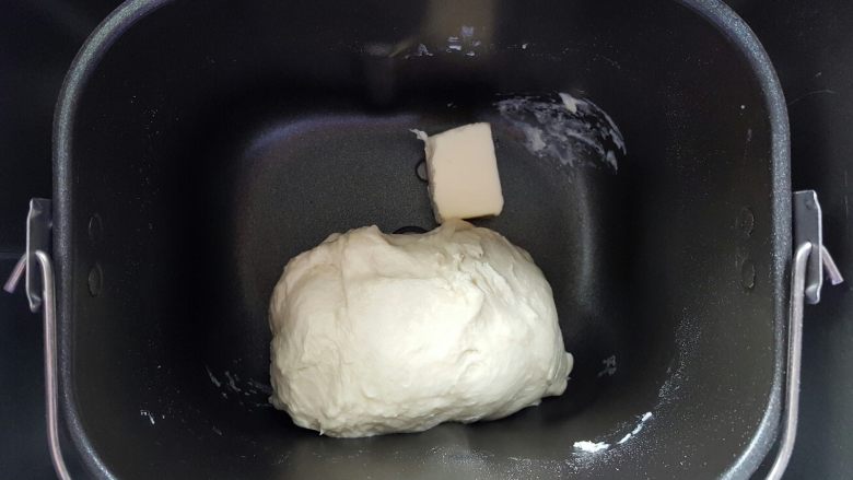格子吐司（面包机版）,第一个揉面程序结束后，将黄油放入，开启第二个揉面程序