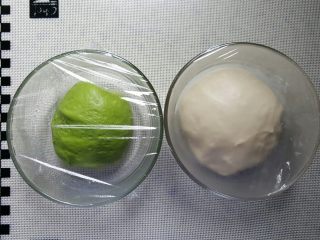 格子吐司（面包机版）,将二个面团揉圆，进行基础发酵，现在天气热常温发酵就可以，没必要放面团机内发酵