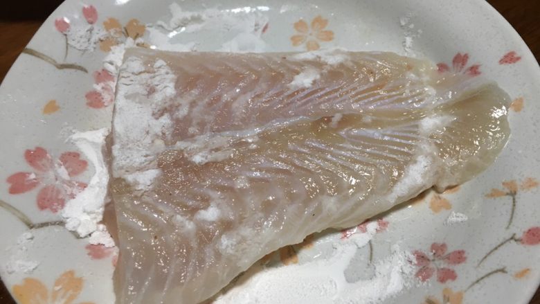 香煎龙利鱼,两面稍稍沾上一层薄薄的生粉，也可以用手撒上去