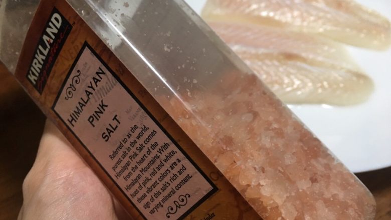 香煎龙利鱼,这个是我爱用的矿物质盐，如果尝一下可以感觉到淡淡的鲜味，而且自带研磨器，某宝可以买到，腌牛排也相当不错