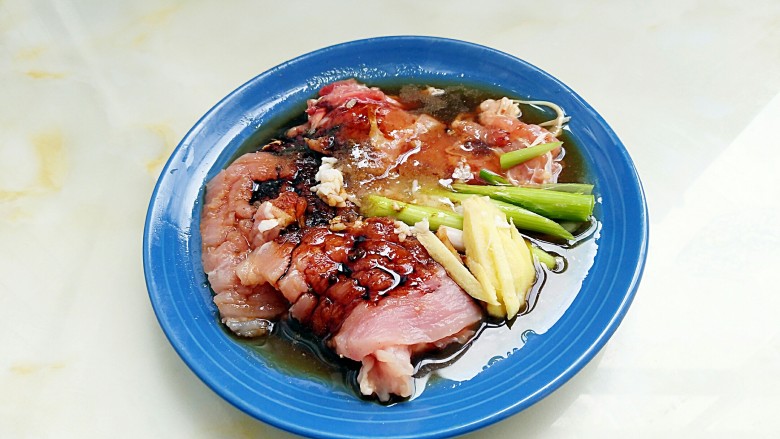 口袋饼抱照烧肉,加入<a style='color:red;display:inline-block;' href='/shicai/ 788'>生抽</a>1茶匙，<a style='color:red;display:inline-block;' href='/shicai/ 762'>老抽</a>半茶匙，砂糖1茶匙，<a style='color:red;display:inline-block;' href='/shicai/ 720'>胡椒粉</a>1小撮，<a style='color:red;display:inline-block;' href='/shicai/ 744'>五香粉</a>1小撮，米酒1茶匙，<a style='color:red;display:inline-block;' href='/shicai/ 919'>柠檬汁</a>几滴，蜂蜜1茶匙。