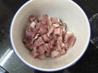 冬瓜粉丝肉丸清汤,猪肉洗干净切小块