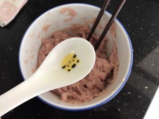 冬瓜粉丝肉丸清汤,准备一个小汤匙，表面刷一层油，预防沾粘