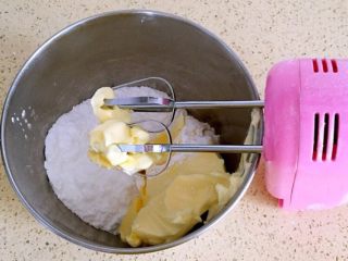 #曲奇菜谱秀#抹茶贝壳曲奇,黄油室温软化，加糖粉，用打蛋器打发。