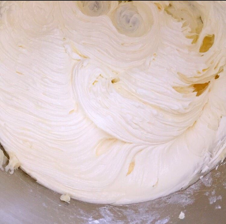 #曲奇菜谱秀#抹茶贝壳曲奇,打到黄油呈乳白色即可。