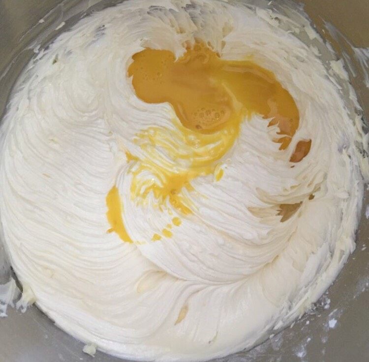 #曲奇菜谱秀#抹茶手指曲奇饼干,打散的鸡蛋液分三次加入打发的黄油中，直到全部融合一起。