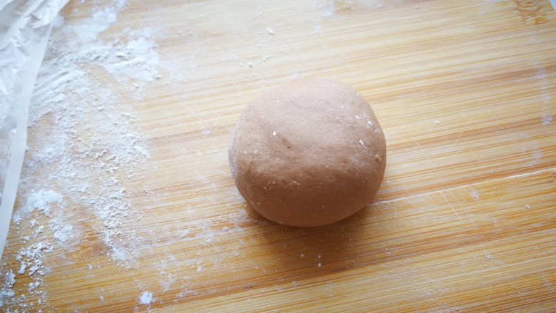 萌萌小羊芹菜猪肉包,取一小部分原色的面团加入可可粉，变成可可色面团。