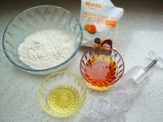 广式莲蓉蛋黄月饼,月饼预拌粉（不用添加枧水了），转化糖浆，玉米油，月饼模具（75克）备用。