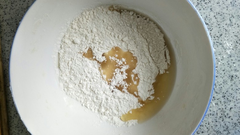 莲花酥,将油面皮的面粉，糖，油，水混合在一起和成面团