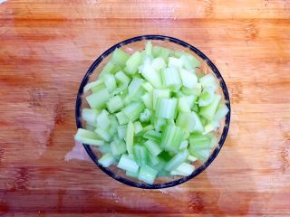 健康饮食之香梨西芹黄瓜汁,处理好的西芹如图所示，切成小丁，备用！