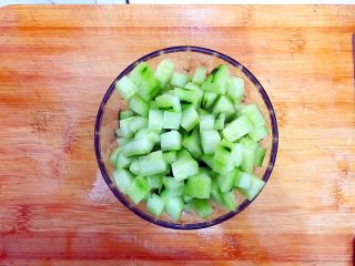 健康饮食之香梨西芹黄瓜汁,处理好的黄瓜如图所示，切成小丁，备用！