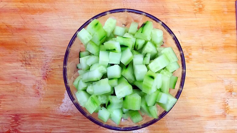 健康饮食之香梨西芹黄瓜汁,处理好的黄瓜如图所示，切成小丁，备用！