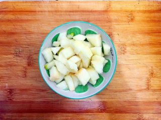 健康饮食之香梨西芹黄瓜汁,香梨去皮洗净，去芯，如图所示，切成小丁，备用！
