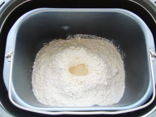 紫薯软欧包,面粉里挖小坑，倒入耐高糖酵母粉盖上面粉，在一角处倒入盐。（避免酵母粉与盐直接接触影响酵母活性）