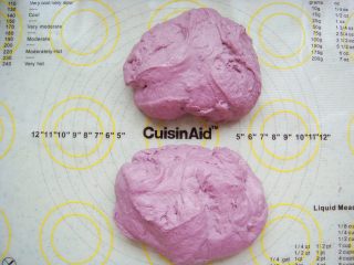 紫薯软欧包,把面团平均分成2份。