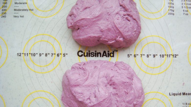 紫薯软欧包,把面团平均分成2份。