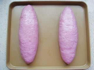 紫薯软欧包,把封口向下放入烤盘中，依次做好两个。