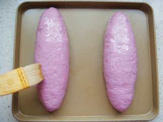 紫薯软欧包,刷上一层食用油（避免风干）