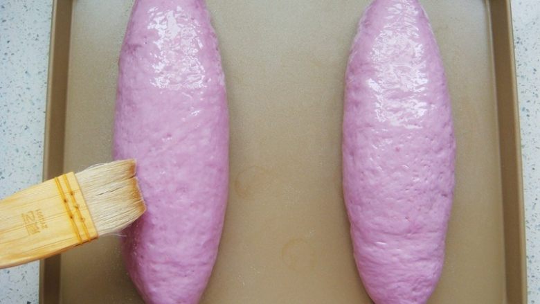 紫薯软欧包,刷上一层食用油（避免风干）