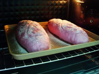 紫薯软欧包,烤箱提前预热好：上180度，下160度，放中下层烤20分钟。