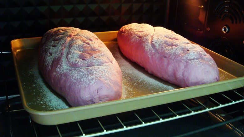紫薯软欧包,烤箱提前预热好：上180度，下160度，放中下层烤20分钟。