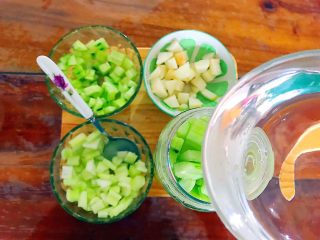 健康饮食之香梨西芹黄瓜汁,加入凉开水！