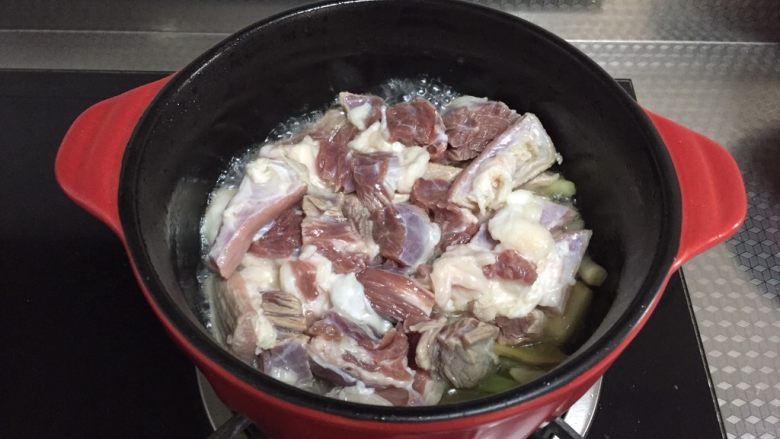 砂锅土豆烧牛肉,倒入牛腩翻炒均匀，牛腩不焯水口感更佳