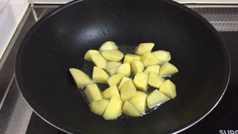 砂锅土豆烧牛肉,炖牛肉的时间用来准备土豆，锅中倒入稍多油，倒入土豆不停翻炒煸炸至表面焦黄