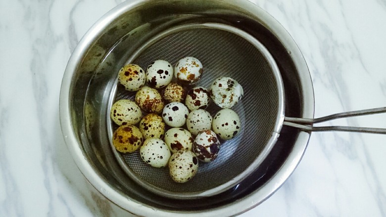 香辣虎皮鹌鹑蛋,煮好的蛋放入冰水中