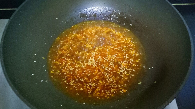 香辣虎皮鹌鹑蛋,翻炒至冒泡出香味，加入小碗水搅拌均匀