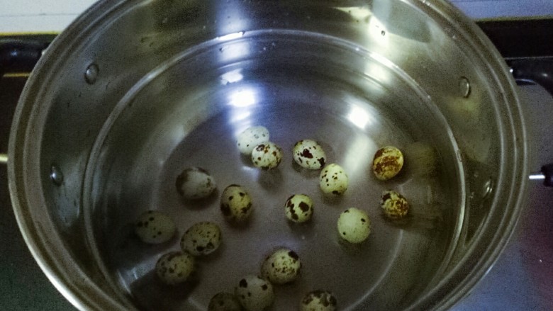 香辣虎皮鹌鹑蛋,锅里加适量水，放入鹌鹑蛋，一边煮一边搅拌，水热后煮2分钟