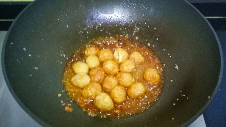 香辣虎皮鹌鹑蛋,水开后转小火煮10分钟左右，汤汁略稠，加入少许淀粉水，大火煮沸
