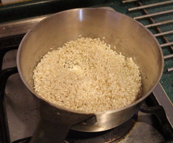 香甜米饭+米烤模馅饼,一开始有一点像要煮炖饭，但是煮约7分熟就可以。橄榄油热锅后，将米放入均匀拌上油脂。
