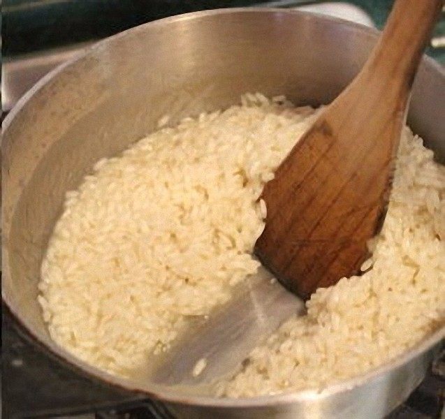 香甜米饭+米烤模馅饼,大约煮7-8分钟，水分已被米粒吸走，这时米粒尚为半熟，熄火，放凉备用。
