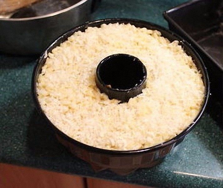香甜米饭+米烤模馅饼,上面也洒上一些面包粉。