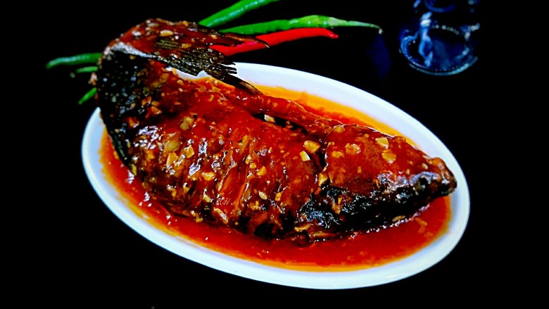 鲤鱼跃龙门,将炒好的番茄酱浇到鱼身上即可。