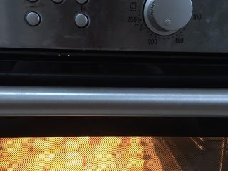 飞饼烤肠,上下火200度15分钟左右。