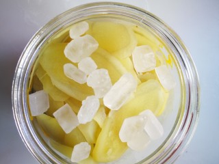 醋姜,放入冰糖。因为苹果醋本身有甜味，就没发太多冰糖。