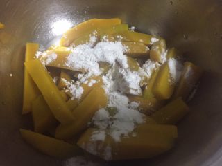 停不下来的小菜—蛋黄焗南瓜,捞出沥干水分，撒少许淀粉