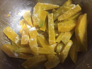 停不下来的小菜—蛋黄焗南瓜,拌匀备用