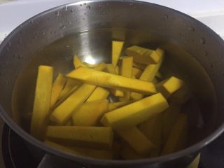 停不下来的小菜—蛋黄焗南瓜,把南瓜放入水中煮四—五分钟