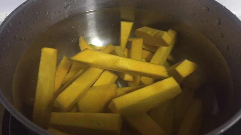 停不下来的小菜—蛋黄焗南瓜,把南瓜放入水中煮四—五分钟