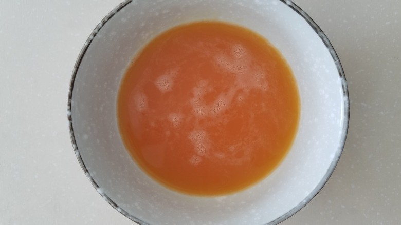 菠萝蛋包饭,两个<a style='color:red;display:inline-block;' href='/shicai/ 9'>鸡蛋</a>加入少许盐和两勺水淀粉打散，加入水淀粉是为了增加韧性使蛋皮不易破。